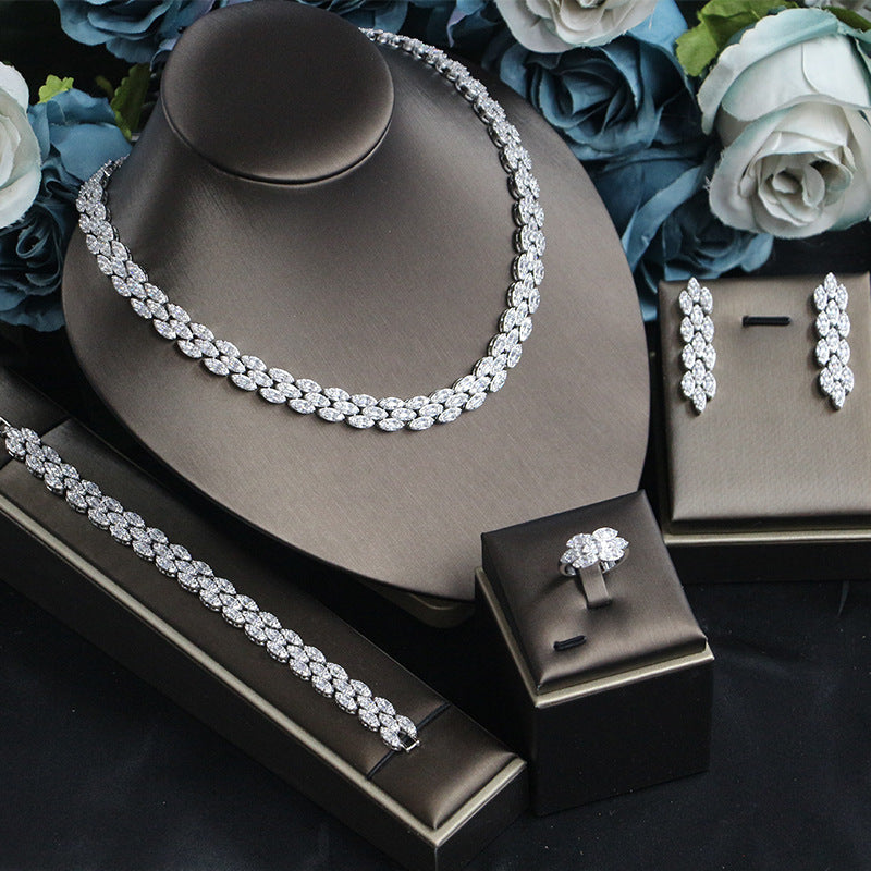 Jóias de noiva e acessórios para vestido de casamento. Conjunto de quatro peças de zircônia